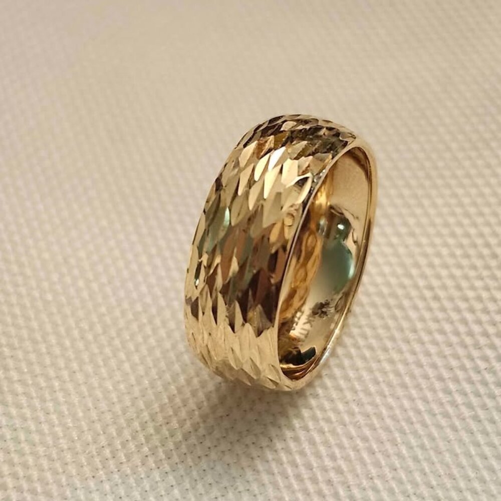 14 k gold Elegant Gold Textured Women's Ring size 8.
